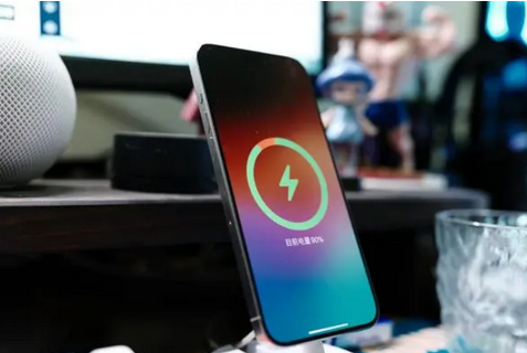 花溪苹果15换屏服务分享用什么充电器给iPhone15充电更好 